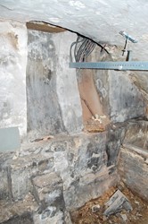 <p>Rechts tegen de achterzijde van de linker kelder onder het achterhuis zijn in de muur twee glijgoten opgenomen, mogelijk behorend bij een privaat en beerput die op deze plaats stonden. </p>
